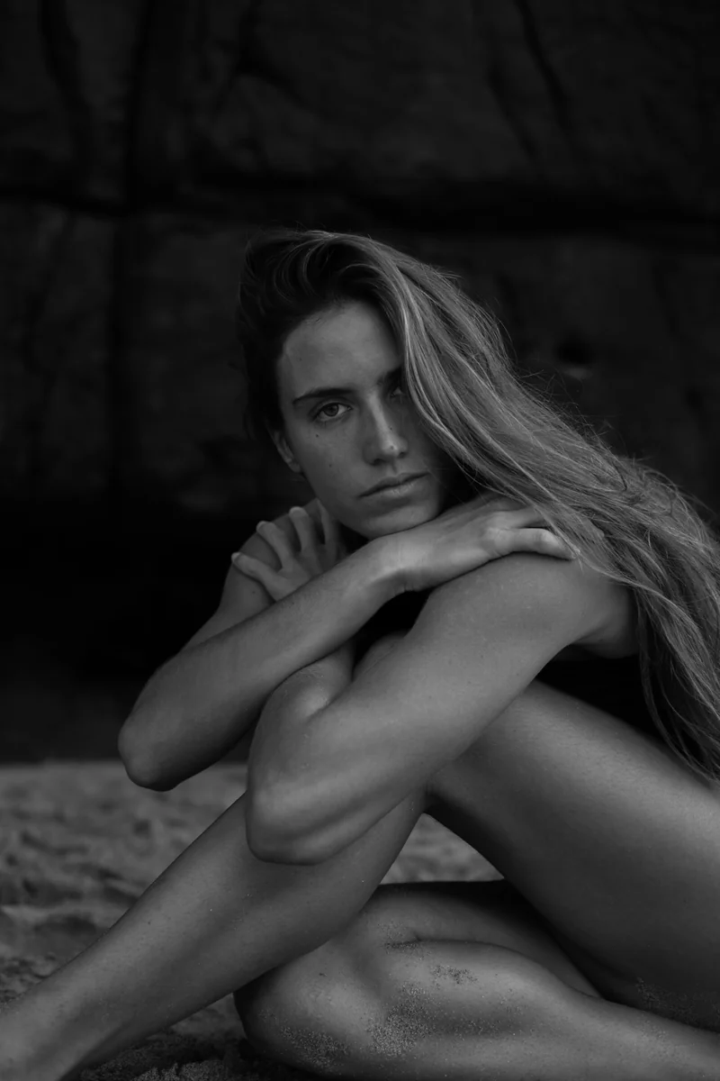 Dunkles Schwarz-weiss Portrait am Strand