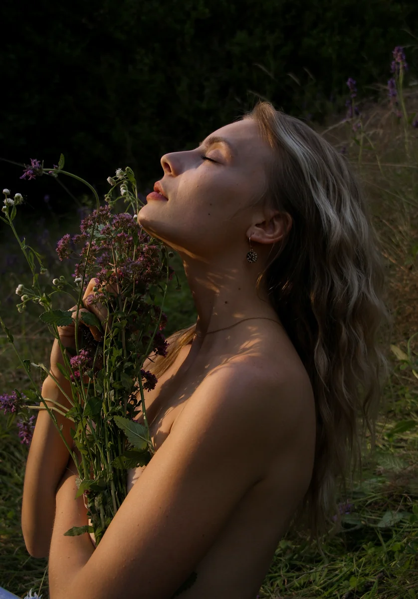 Portrait mit Blumen im Abendlicht