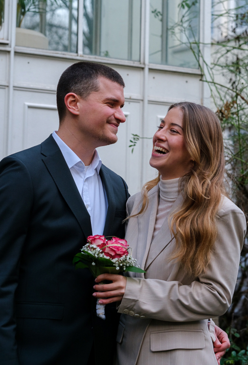 Lachendes Paar am Hochzeitstag