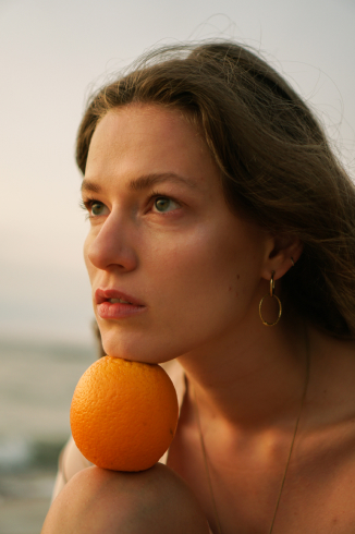 Portrait mit Orange im warmen Licht
